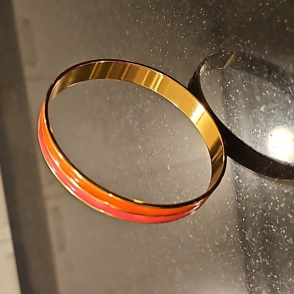 💕TRINA TURK💕 Enamel Bagle Bracelet ~ Orange and Pink Gold Plated One Size NWT - Picture 1 of 7
